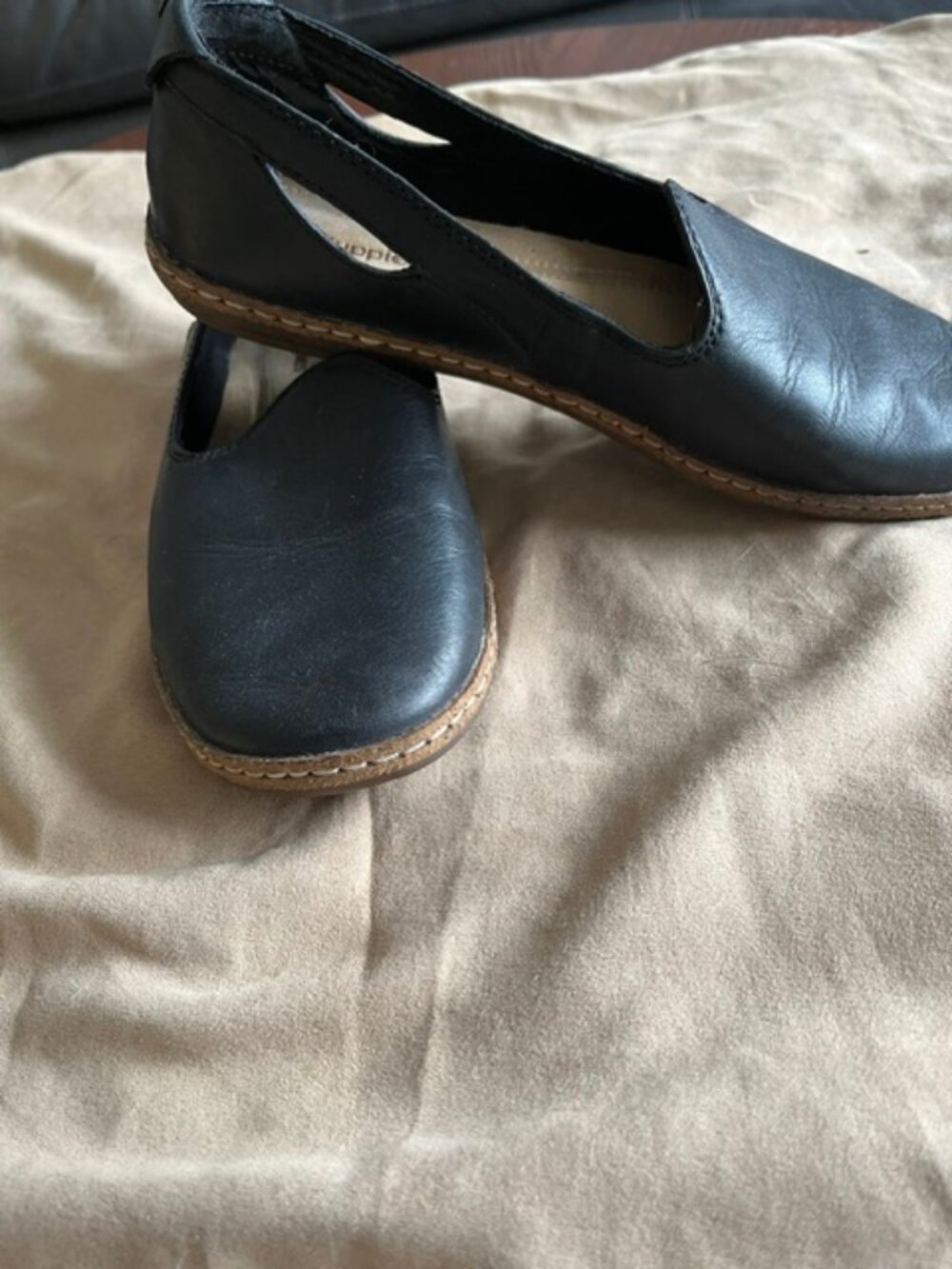 HUSH PUPPIES BLACK LEATHER FLATS Size 38